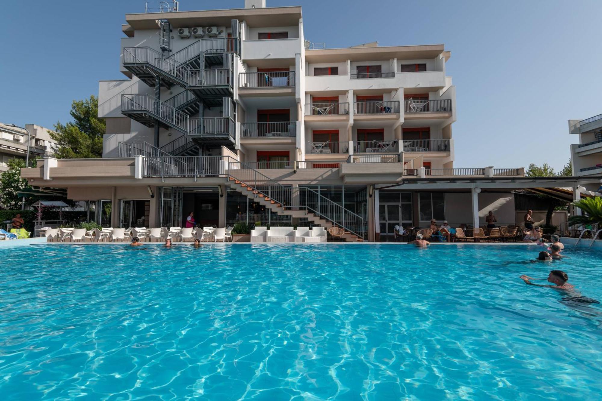 Hotel Club La Villa Martinsicuro Esterno foto
